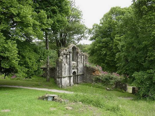 150-1024px-Abbaye_Saint-Maurice_22_Ruines_du_fronton_de_de_l_eglise_abbatiale_dans_leur_cadre_de_verdure-Moreau.henri.JPG