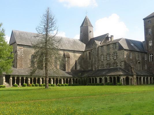 081-Romain_Breget_-Mortain_-_Abbaye_blanche_-_vue_de_l_eglise_et_du_cloitre.JPG