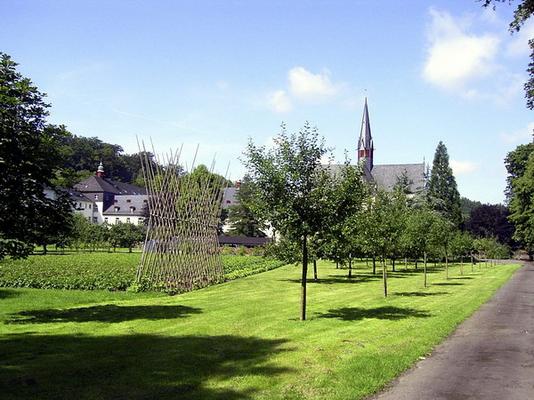 103-Marienstatt-Klostergartenansicht_2.JPG