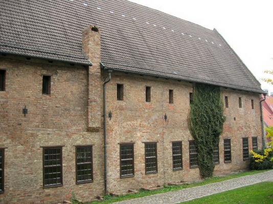 755-Gelbe_-_bk_Rostock_Heilig_Kreuz_Kloster_a_8.jpg