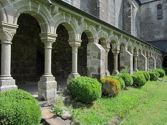 350-Xfigpower_-Abbaye_Blanche_de_Mortain_-_Cloitre__2_.JPG