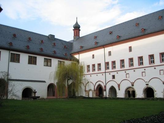 Gelbe_-_Kreuzgang_Kloster_Eberbach.jpg