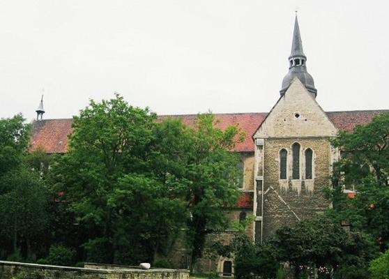 Gelbe_-_Riddaghausen_Kirche.jpg