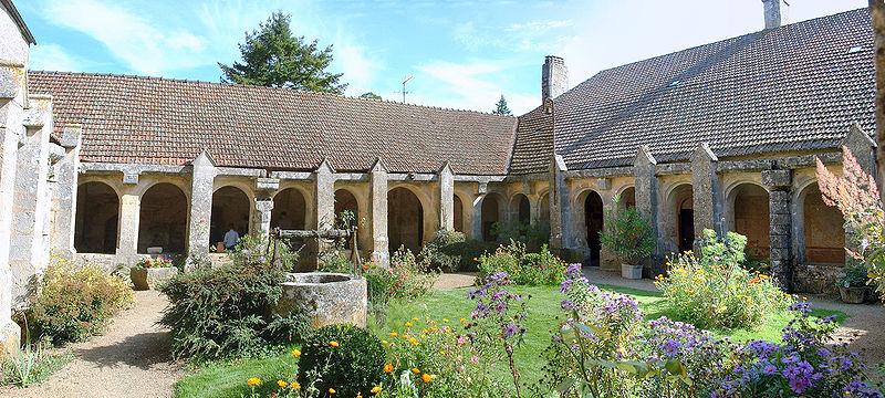 800px-Chatel-Gerard_Prieure_de_Vausse_Cloitre_3.JPG