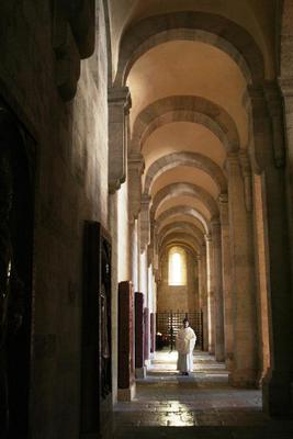 318-Heiligenkreuz_Abteikirche-Seitenschiff-Abends-Moench.jpg