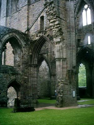 Tintern-Kirche-Kreuzgangportal.jpg