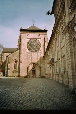 Gelbe_-_Kirchportal_in_Ebrach.jpg