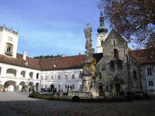 211-Heiligenkreuz_Innenhof%%20herbstlich.jpg