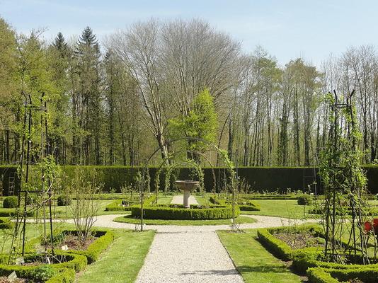 854-Pierre_Poschadel_Fontaine-Chaalis__60___abbaye_de_Chaalis__la_roseraie_avant_la_floraison.jpg