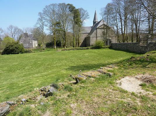 850-1280px-Abbaye_du_Relec._Au_premier_plan_ancienne_canalisation-Henri_MOREAU.JPG