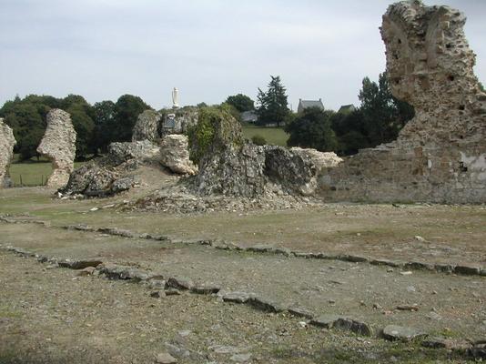 Ruines_transept_sud_avec_statue_de_la_Vierge-kl.JPG