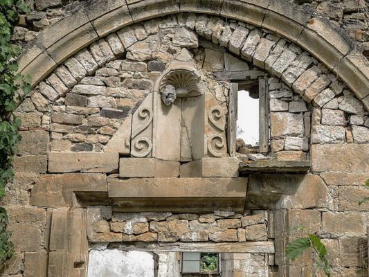 090-Espirat_-Tympan_du_cloitre_ruine_de_l_ancienne_abbaye.jpg