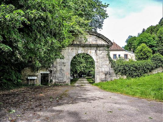 089-Espirat-Porche_d_entree_de_l_ancienne_abbaye_de_Bellevauix.jpg