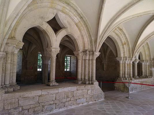 400-1024px-Abbaye_de_Noirlac_16.jpg