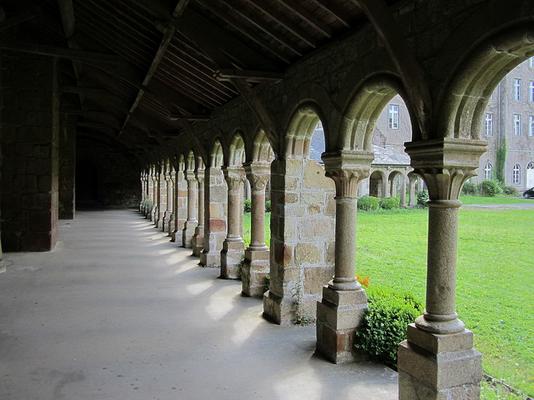354-Xfigpower_-Abbaye_Blanche_de_Mortain_-_Cloitre.JPG