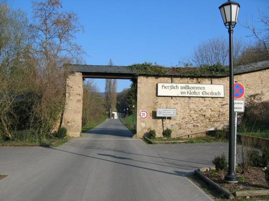 Gelbe_-_Gang_durch_die_Klostermauer_Eberbach.jpg