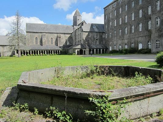 083-Xfigpower_Abbaye_Blanche_de_Mortain_-_Grand_bassin.JPG