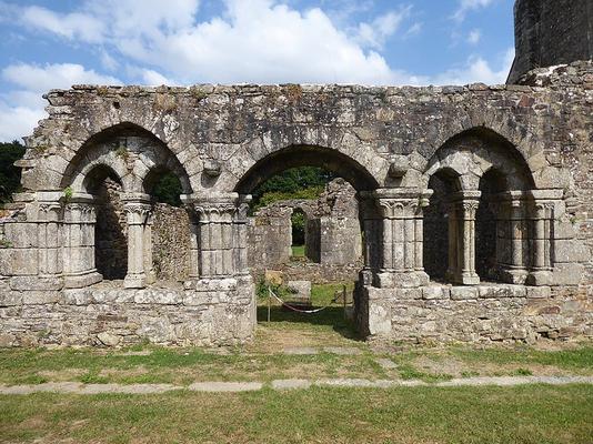 352-1024px-Chapter_House__Abbaye_de_Boquen__02-Chris06_.jpg
