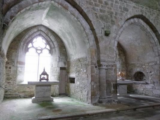 245-1280px-Chapelles_dans_l_abbaye_de_Boquen-Therese_Gaige.jpg