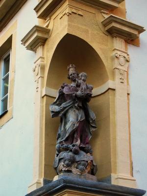 185-Gelbe-Erfurt_Madonna_am_Konventsgebaeude.jpg