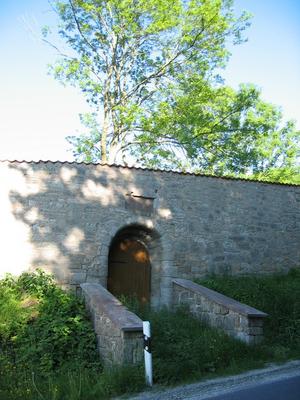 901-Gelbe-Reifenstein_Durchgang_in_der_Klostermauer.JPG