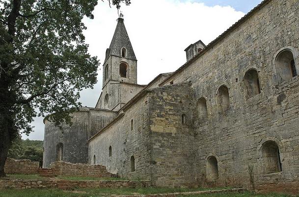 115-Alain_Bourque-Exterieur_de_l_abbatiale_cistercienne_du_Thoronet__Var_.jpg