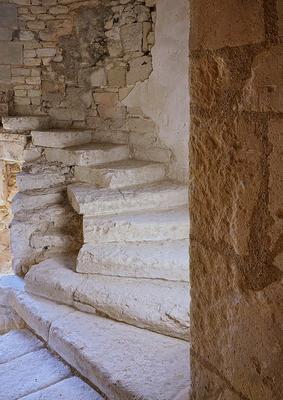 091-JLPC_Merpins_16_Abbaye_de_la_Frenade_Murs_escalier_2014.jpg