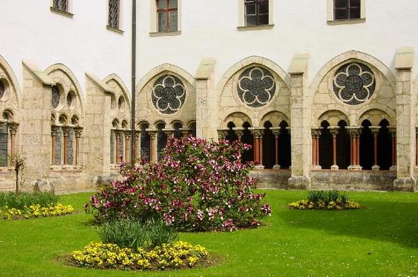 422-Heiligenkreuz_Kreuzgang-Garten-3.jpg