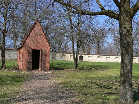 850-Andreas Praefcke-800px-Heiligkreuztal_Kerzenkapelle_Konventgarten.jpg