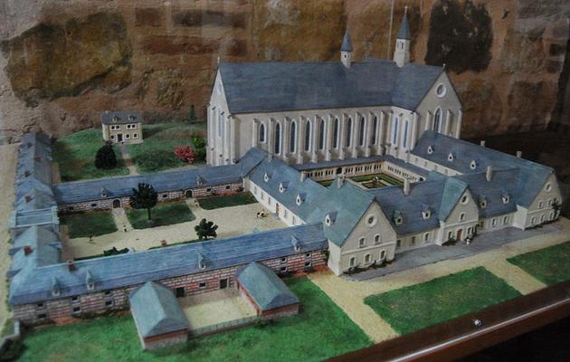 080-1024px-Maquette_de_l_Abbaye_de_Floigny_par_Jean-Claude_Wiame-Igmar911.JPG
