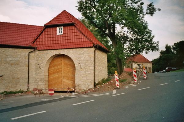 126-Gelbe-Portal_der_Klostermauer_von_Reifenstein_Ansicht_von_aussen.jpg