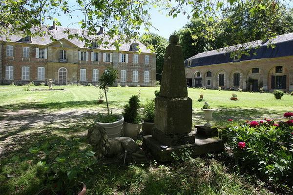 081-NEUVENS_Francis_-Chatel-chehery_Abbaye_notre_dame_de_chehery_Monument_historique_des_Ardennes_Photo_Francis_Neuvens_Site_les_Ardennes_vues_du_sol.jpg