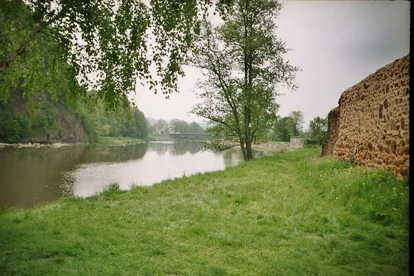 901-99-Gelbe-Mulde_mit_Klostermauer_von_Kloster_Buch.jpg