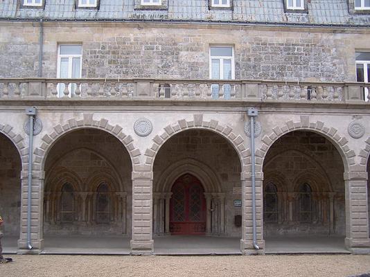352-1024px-Entree_salle_capitulaire_de_l_abbaye_de_Langonnet-LPLT.JPG