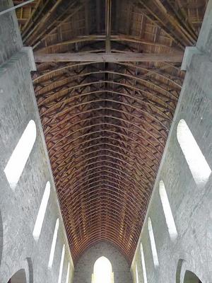 261-768px-Interior_of_Abbey_Church__Abbaye_de_Boquen__13_-Chris06.jpg