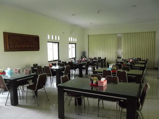 701-Dining_room_for_guests__Ign_christian_Rawaseneng_Complex.jpg