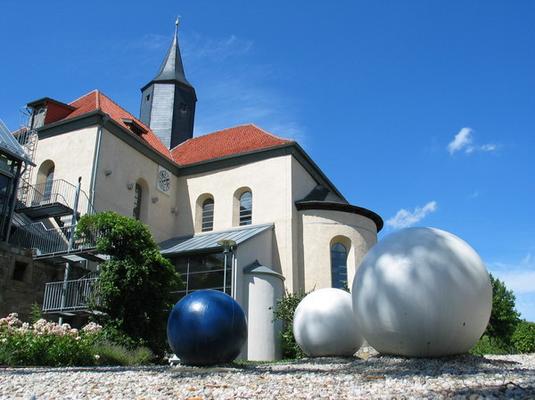 020-Volkenroda-Kirche mit kugeln.jpg
