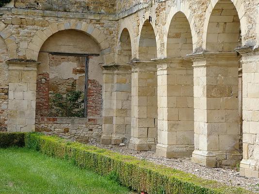 085-Christian_Dupre_-Abbaye_de_Fontmorigny_6_-_Cloitre_1.jpg