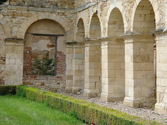 085-Christian_Dupre_-Abbaye_de_Fontmorigny_6_-_Cloitre_1.jpg