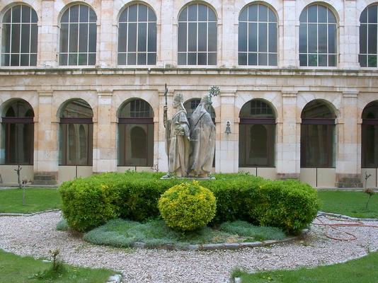 357-Huerta-OCSO-Claustro_herreriano_y_estatuas.JPG