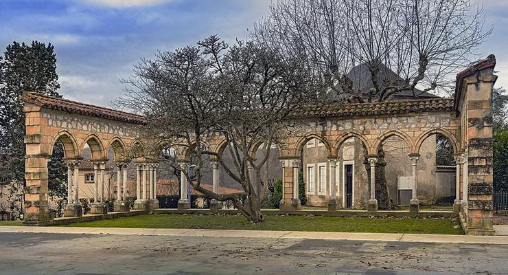 300-Didier_Descouens-Ancienne_abbaye_de_Bonnefont_-_Restes_du_cloitre_du_XIIIe_-_PA00094460.jpg