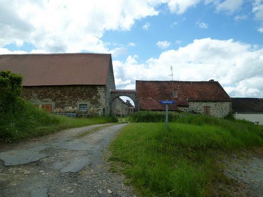 83-Aubepierre-Gassabo-1280px-Abords_de_l_abbaye.jpg