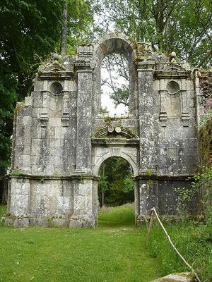 151-768px-Abbaye_Saint-Maurice_21_Restes_du_fronton_de_l_eglise_abbatiale-Moreau.henri.JPG
