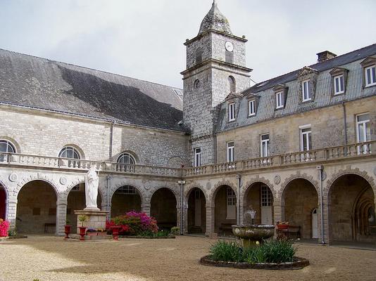 350-1024px-Cloitre_de_l_abbaye_de_Langonnet-LPLT.JPG