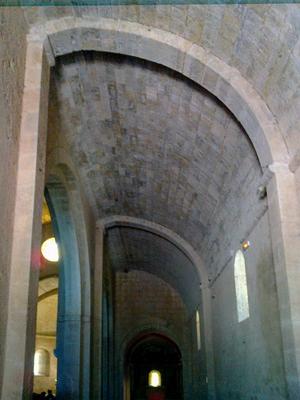 230-rene_boulay-Le_Thoronet_Abbaye_Eglise_Bas_Cote_Droit_-_panoramio.jpg