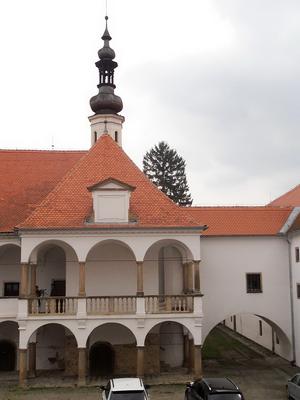 87-768px-Oslavany__zamek__arkadove_nadvori__13_-Harold.jpg