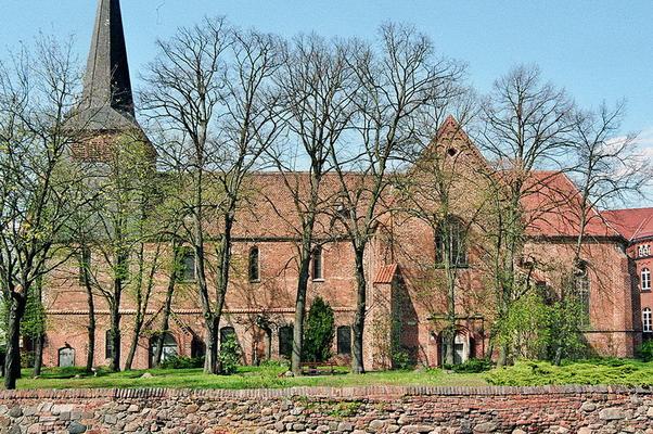 110-Jueterbog-Darkwell_86-Liebfrauenkirche_Aussenansicht_komplett.jpg