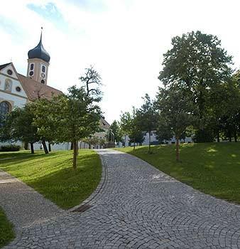 05-Oberschoenenfeld-obsf-weg_zur_kirche.jpg