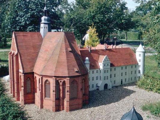 101-Norbert_Radtke__Dramburg_-Schloss_Dargun-h-Modell.jpg