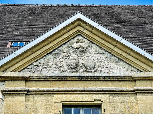 084-Espirat-Fronton_de_l_ancienne_abbaye.jpg